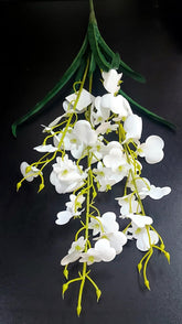 Ramură decorativă cu orhidee artificială albă – design curgător cu frunze elegante